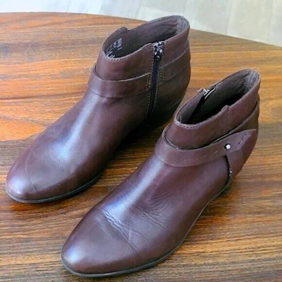 Clarks Women’s Ankle Boots Size 7 Comfort Neutral Leather Quiet Luxury - Picture 3 of 7